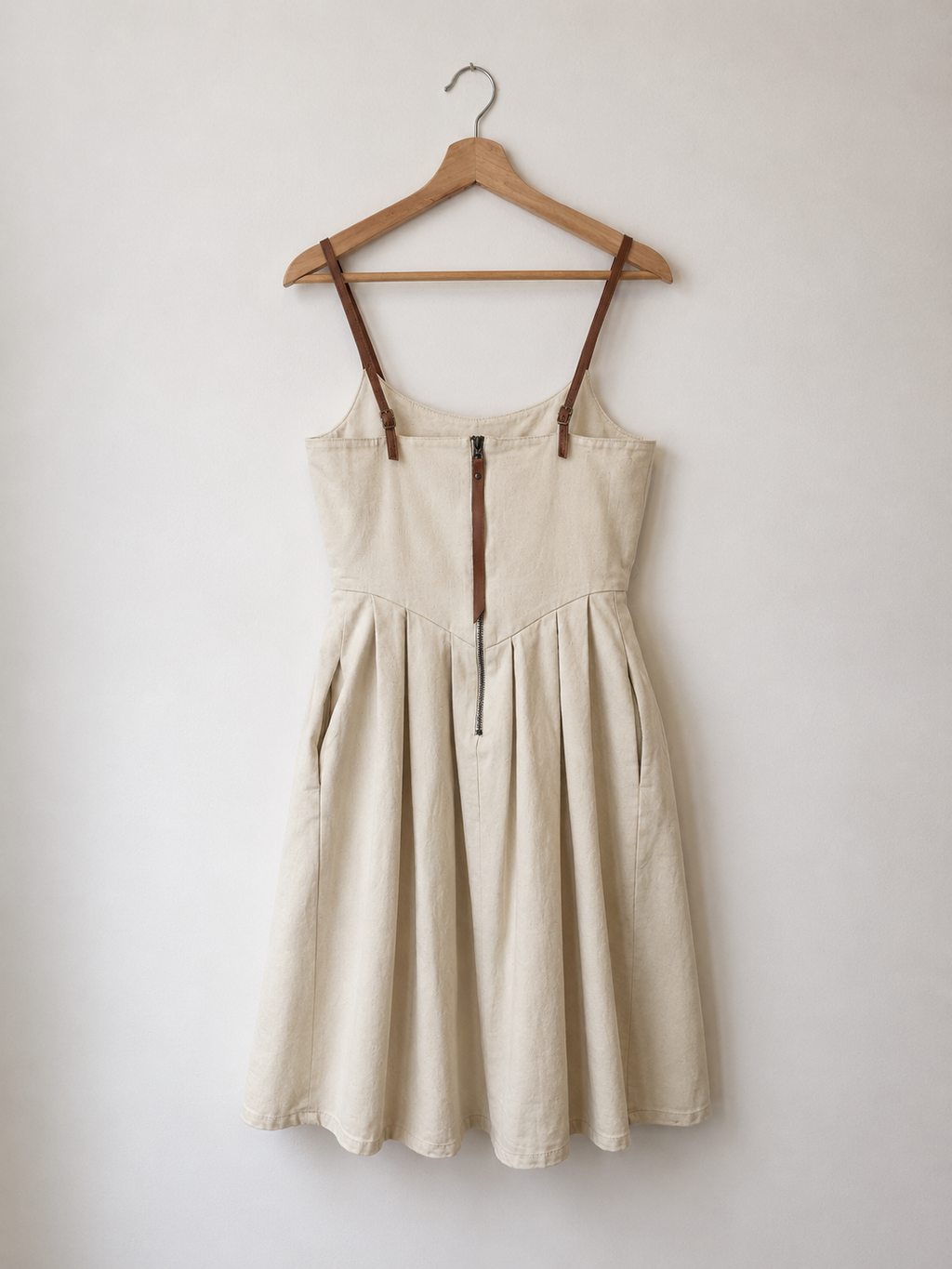 Robe crème à bretelles en cuir, Bodybag