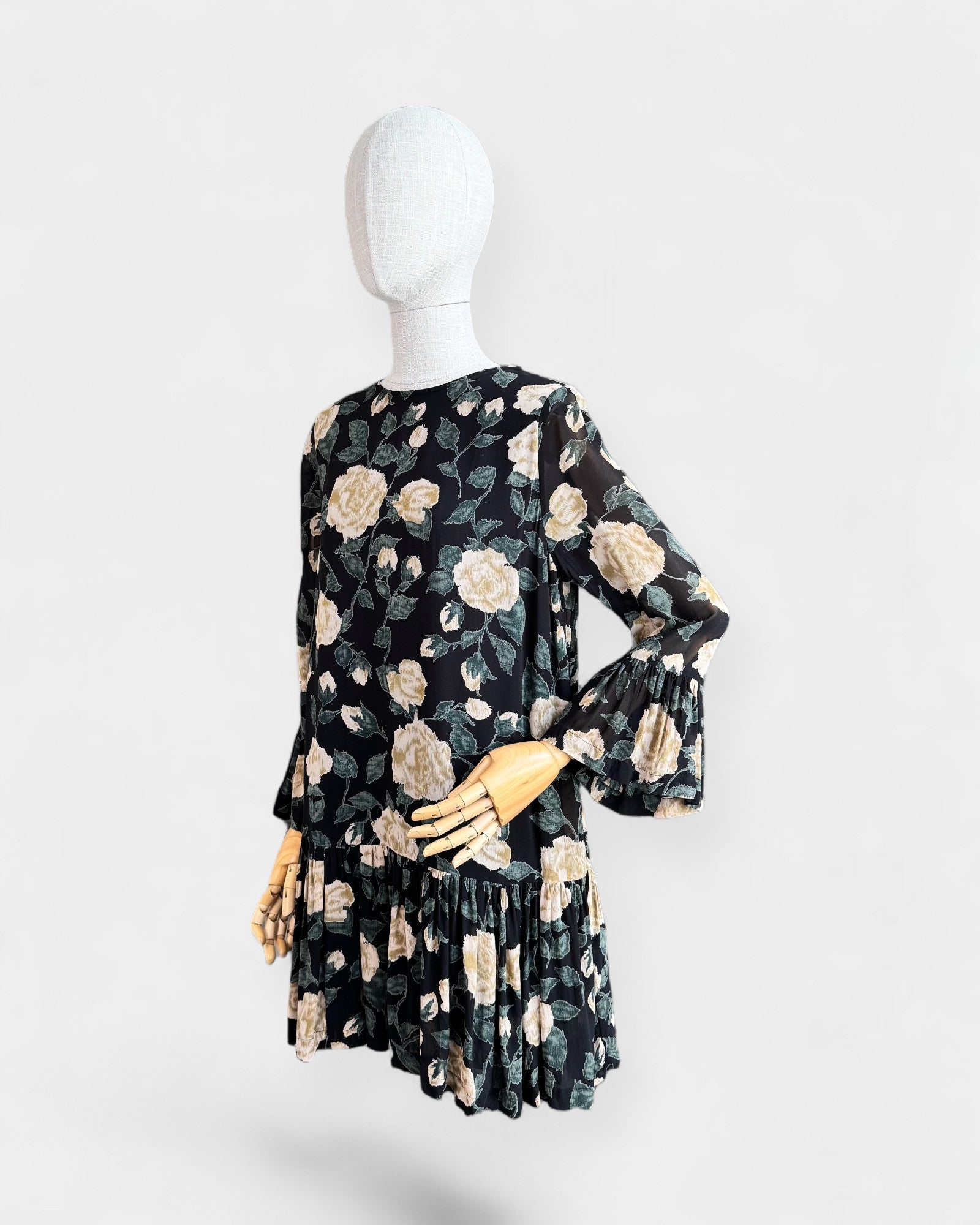 Robe noire à fleurs en chiffon fluide Ganni , S